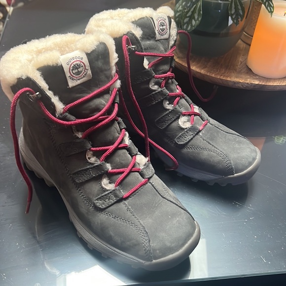 Cute Timberland size 9 - Picture 3 of 7